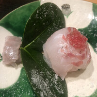 御料理 まつ山 - 鮃とその縁側です。まるで日本画