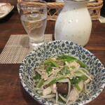Tempura Asuka - 森の菊川 純米酒と、小鉢の仙台せりとしめじのおひたし