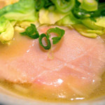 麺や 福一 - ちょっとレアぎみな鶏チャーシュー＠濃厚鶏スープ鶏塩ラーメン（720円）