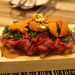 本気焼肉 肉とめし 肉寿司 - 道産雲丹ゆっけ
                                出汁のジュレに乗ったたっぷりユッケに道産雲丹、そこに金泊が♡　
                                華やかでとても好きな感じです
                                出汁ジュレと雲丹の塩っけでいい塩梅のユッケ　
                                どんなお酒ともマリアージュしそう　