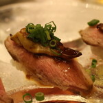 本気焼肉 肉とめし 肉寿司 - 鴨フォアグラ握り
      とても柔らかい鴨で鴨のしっかりした味とフォアグラの舌触りと風味がとても芳醇です
      シャリは小さめなのですが粒が立っていて邪魔しない程度に主張しています。とても風味豊かなお寿司です　