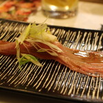 本気焼肉 肉とめし 肉寿司 - 大判霜降りタン比布ネギレモン
      長皿に長ーいタンと小ぶりなシャリのお寿司
      焼き肉の時にもタンとレモンは合いますが、この組合せのお寿司バージョン　
      ネギがある事でさらにさっぱり爽やかな味のお寿司になります