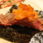 本気焼肉 肉とめし 肉寿司 - ◉道産カルビの鮭いくらのせ〜海苔に包んでいただきます
      カルビのサイズは大きめで、サーモンといくらの添える量の絶妙なバランスが良い
      ほんのり甘みあるカルビの肉汁とサーモン、いくらの塩気がとても合ってます