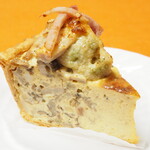 ラトリエ モトゾー - イタリアンハムとミックスきのこ、カリフラワーとブロッコリーロマーナのキッシュ