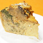 ラトリエ モトゾー - ナスとほうれん草のミートソース風味のキッシュ