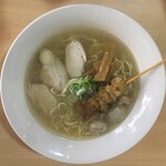 Hibikiya Kicchin Tsusuri - キャーーー！！！とりラーメン！¥650。
                
                ラーメンは美味い！汁が秀逸ヽ(´o｀
                
                麺はグリコの麺好亭みたいな感じ。
                
                鶏チャーシューは可もなく不可もなし。
                
                
                