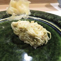うを徳 - 松葉蟹の握り　蟹味噌と身を和えています♪