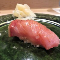 うを徳 - 鰤　肉厚に切られた身の脂ののりがジュワーっと上質なもの
