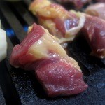 石樽 焼鳥専門店 - もも肉を焼く