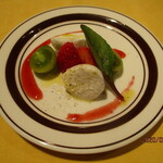 スタジオーネ フルッティフィカーレ - モッツァレラチーズと緑トマトと苺のカプレーゼ