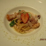 スタジオーネ フルッティフィカーレ - 苺と海の幸とリコッタチーズのクレマ スパゲッティーニ