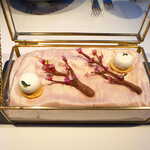 グリグリ - アミューズ「梅の枝、ユリ根と燻製鱈」。宝石箱で出てくる、まるで和菓子のような趣！