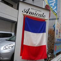 ブラッスリー アミカル - フランスの国旗が目印