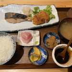 炭火焼料理屋 倉乃介 東新宿 - 鮭炭火焼と豚ヒレカツとミニ刺身定食　1,000円