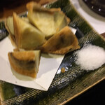 くろ屋 - ブレてますが、金時芋のカリカリ揚げ