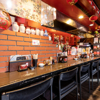 1樓吧台座位可容納最多6位客人