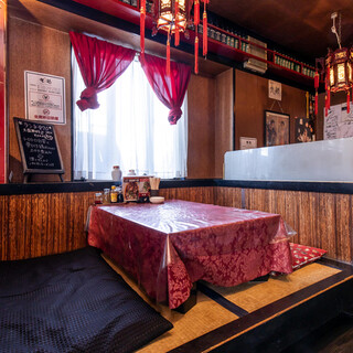 1樓座位有兩個4人桌，最多可容納8位客人