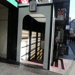 h Tsuru tontan - 地階お店への階段入口
