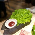 上野 和牛焼肉 USHIHACHI 極 - 肉を包むサンチュ（690円税別）