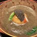 赤坂 菊乃井 - 蓋物：百合根饅頭　鶏丸　フォアグラ　結び青み大根　トリュフ餡 トリュフのいい香りけど、今の私にはちょっと香りきつすぎた。ゆり根の食感がいい。　