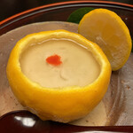 赤坂 菊乃井 - 強肴：三宝柑雲子蒸し　銀杏　唐辛子 器が三宝柑なので、さわやかな酸味を感じます。 雲子が美味しいな。なめらかで上品な味わい。