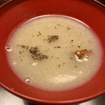 赤坂 菊乃井 - 上腕：牛蒡のすり流し　黒コショウ 牛蒡の香りがいい。少しとろみがついているので、アツアツです。黒コショウがアクセント。