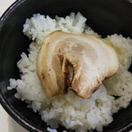 マゼドットソバ - オンザライス！チャーシューちっちゃい( ´△｀)