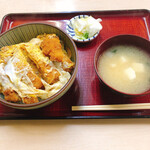 ますや食堂 - カツ丼（お味噌汁、お漬物付き）　780円