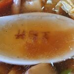 中国料理 生駒軒 - 西応寺生駒軒 ＠芝公園 広東麺 「博多のあん」様 リスペクト画像 熱々の油が浮く旨み濃い醤油味スープ