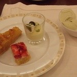 インペリアルバイキング サール - アップルパイとイチゴのタルト、ピスタチオのムース、ピスタチオアイス