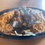 喫茶シャトウ - ハンバーグナポリタン　ミニサラダとご飯とお味噌汁付き 税込¥1,070。