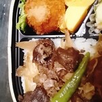 Green gourmet - 確かにお肉は美味しかったが、みごとなほどご飯の上に薄～く広げてありました。