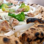 今池ピザ食堂 ピッグスープ - ツナ・ブロッコリー・新玉葱のピッツァビアンカ