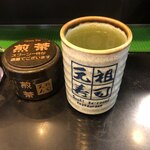 Ganso Zushi - 湯呑みとお茶。