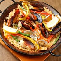 鶏肉と魚介のミックスパエリア