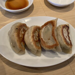Shinasoba Marukou - 焼き餃子はタレにつけずとも美味。