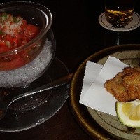 ざくろ 銀座店 - トマトサラダとふぐ唐揚