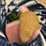 寿司つばさ - 厚切りのヨコワ＝本鮪の幼魚。和芥子のジュレ