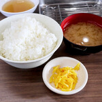 天ぷらたなか - ご飯と味噌汁と漬物