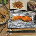 Sekiya - 焚き込み御飯と、焼き鮭、豚汁、ホタルイカの酢みそ和え、きんぴらごぼう、サラダ