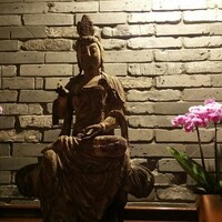 全聚徳 銀座店 - 古色のある仏像がテーブルを見下ろします。どこから仕入れてきたのか気になります