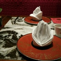 全聚徳 銀座店 - テーブルは石の天板。好きですね