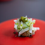 プレゼンテ スギ - 2020.1 イカと春の香り（茹でてからスライスしたアカイカ 蕗の薹と大豆のペースト 野蒜の新芽の葉のペースト イタリアンパセリのエキスを抽出したオリーブオイル）