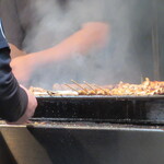 焼鳥いなかもん - 炭火を操る焼き場