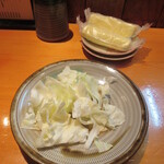 焼鳥いなかもん - お通しにキャベツ