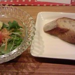  カフェ＆レストランCAVA - +400円でセットにできる、サラダとパン