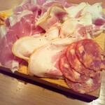 KAKI's kitchen BASSA - 生ハムとサラミの盛合せ