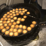 祖田風月堂 - ぼーるドーナツを揚げているところ