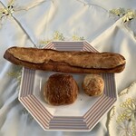 パン・デ・フィロゾフ - 上からアルファ・バゲット、パンオショコラ（左）、オリーブ・エ・フロマージュ（右）