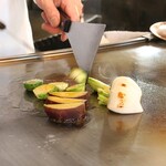 あざみ野うかい亭 - 牛フィレのポワレの調理の様子